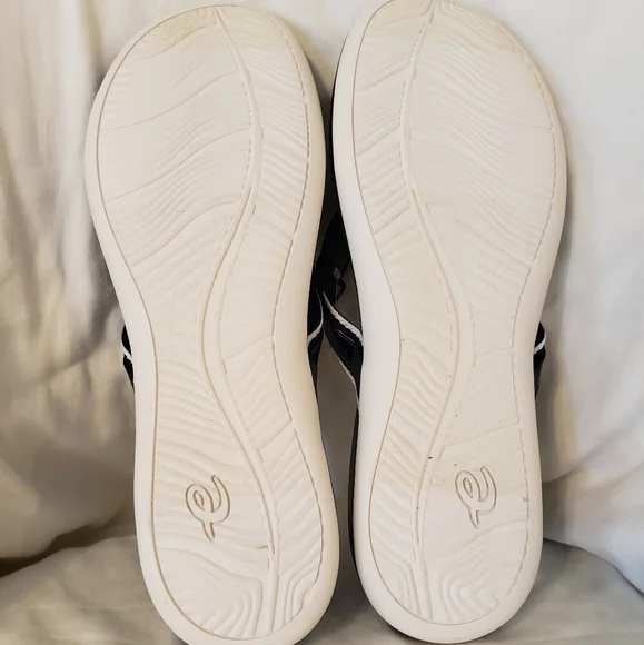 Women's Easy Spirit Flip Flop - Picture 2 of 3